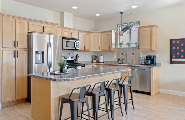 This house is a 3 bedroom(s), 2 bathrooms, located in Longview, WA.
