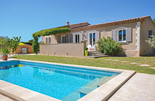 This unique and air-conditioned house is located 4. 5 km from the center of Lourmarin, a charming vi