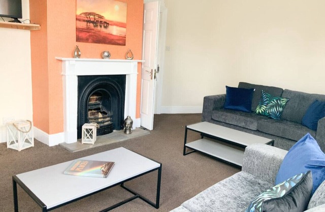 Thornbury House - A large house that sleep up to 15 Guests with free parking on the driveway.