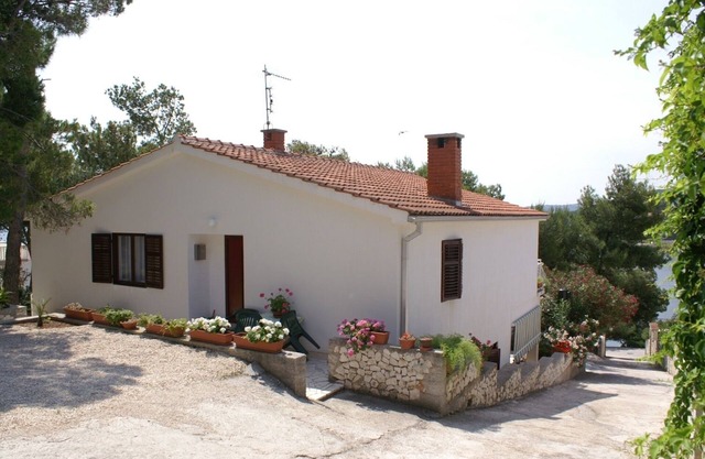 Three bedroom apartment near beach Rogoznica (A-1115-a)