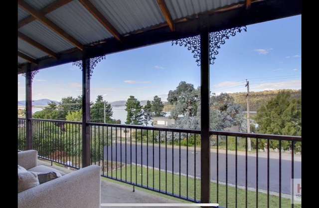 Three Bedroom Lakeview house with drying/bike room