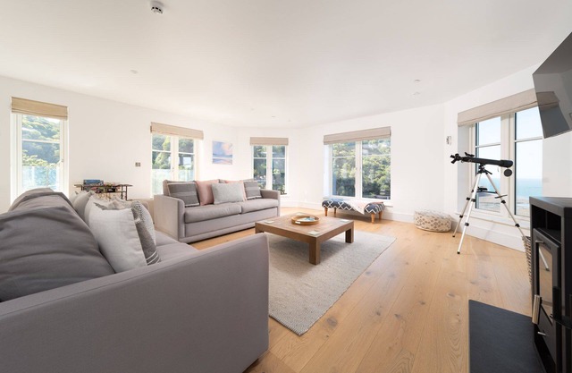 Three bedroom pet friendly holiday apartment sleeping 6 in Lynmouth, boasting stunning sea views