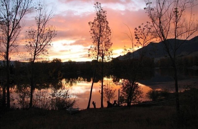 Three Lakes Getaway. Beautiful Waterfront Home, 5 miles to Wenatchee.