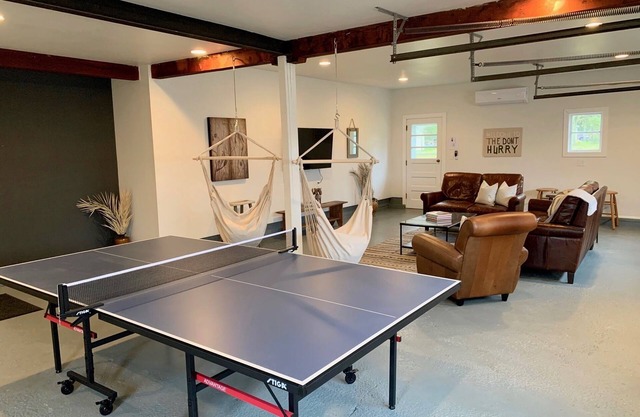 Three Oaks Getaway- 5 BR 2.5 BA- 3 Mins to Downtown- Week Stay Discount