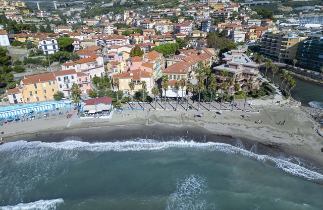 Three-room apartment 50m from the sea