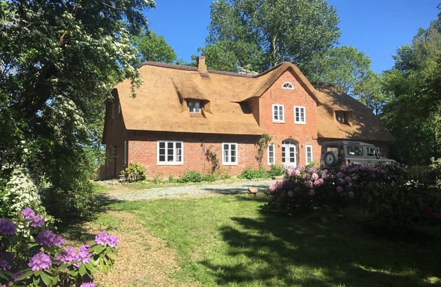 Throws Simmerdeis/Apartment 2 in the thatched roof house with park-like garden
