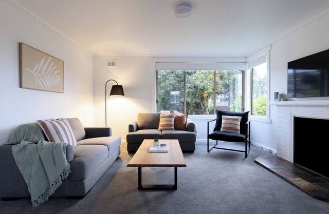 Tidy & Comfortable 2-Bed Home with Study – Close to Town