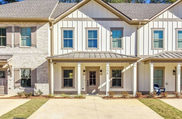 Tiger's Tail in Auburn - 2 BR/2.5 BA condo 1.5 miles from AU, sleeps 8!