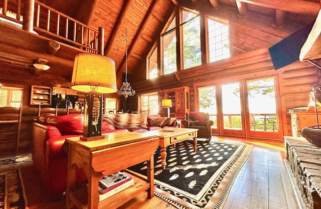 Timber Lodge Log Home, 10 Person Theater Room, Hot Tub, Pool Table, Ocean Views!