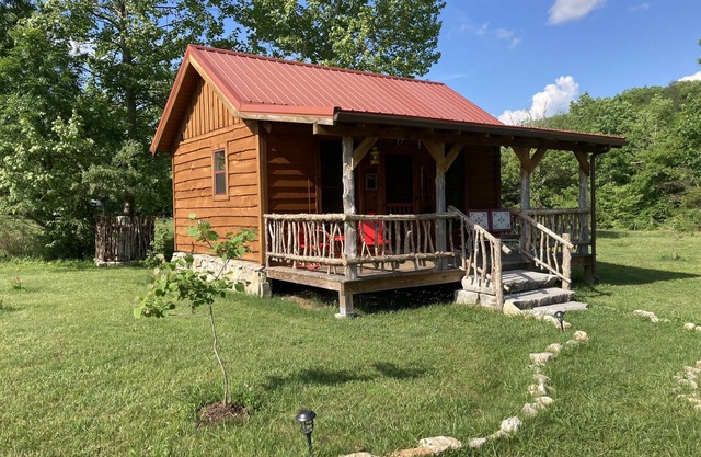 Tiny cabin farm stay!