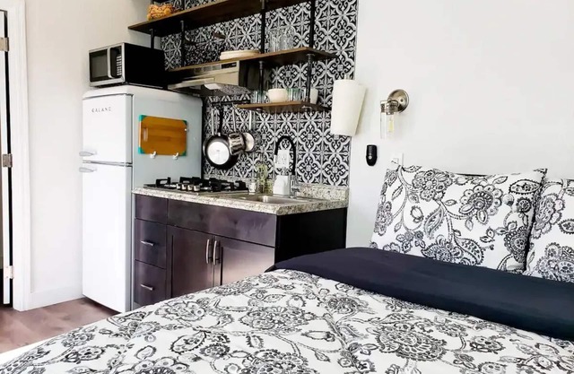 Tiny Home with Wi-Fi 3 mi. from Downtown Phoenixnn