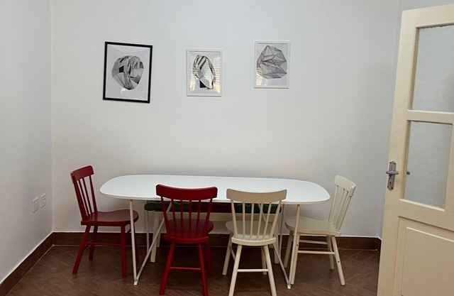 Tla Al-Ali, 2BR app, street-level, terrace - from German/Jordanian family.