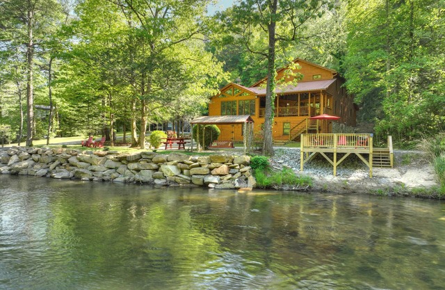 Toccoa River Frontage - Steps from the water, Sleeps 10, Fire Pit, Pet Friendly