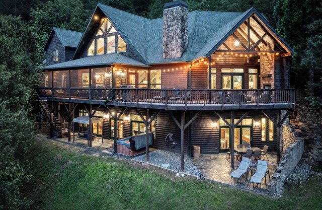 Toccoa River Lodge, 6 BR, Private Pool on the river just 15 min to Blue Ridge GA