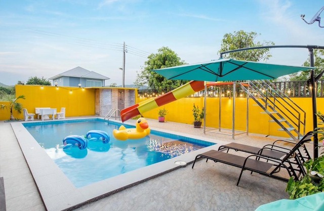 Ton Hom Pool Party