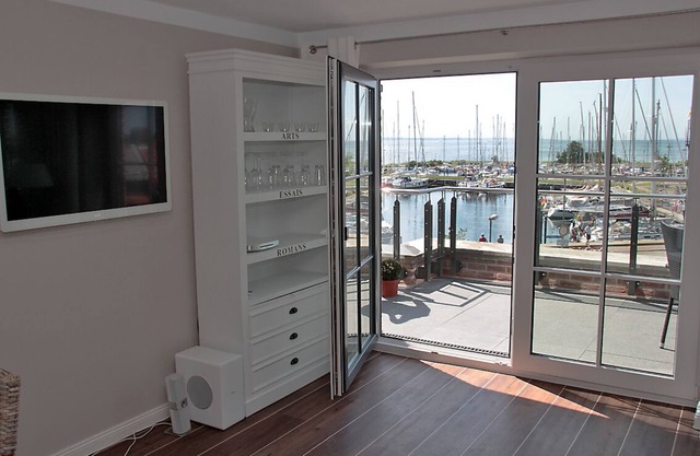 Top Floor Flat with roof terrace and harbour view