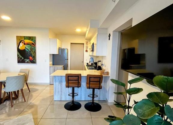Top-floor overlooking uptown with AC & parking