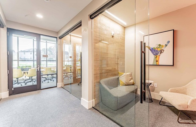 Top Floor Soco 2BR King Suite 8 Mins to Downtown