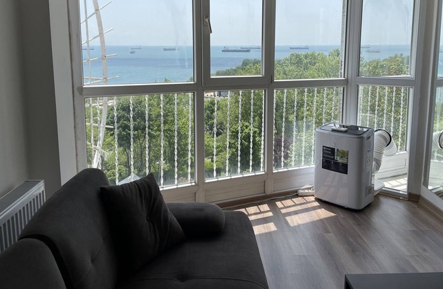 Top floor Sunny, panoramic View, 2 min walk to sea, 2 AC's
