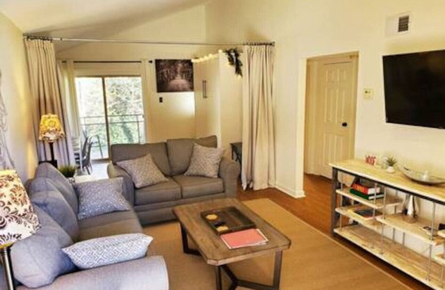 Top-floor w/view, Walk to Sanford Stadium