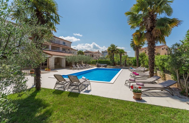 Top furnished apartment with pool, quiet location, garden