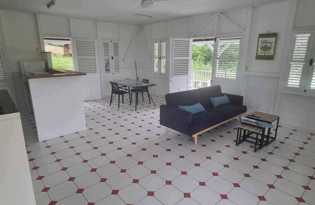Top of 1-bedroom air-conditioned villa (3min Habitation Clément)
