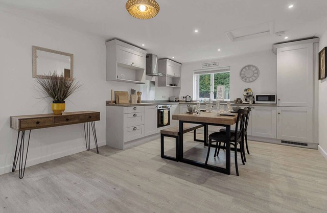 Tor Cottage -Private Hot Tub & Communal Swimming Pool with Fishing nearby