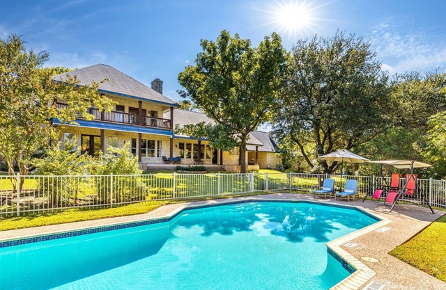 Town & Country Home: 5,000 sq ft Pool 16 beds basketball ping pong fire pit