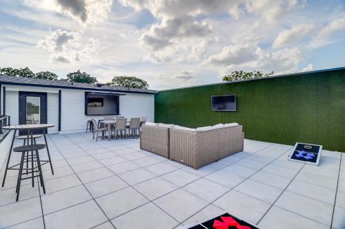 Townhome Near ATandT Stadium Great for Game Day!