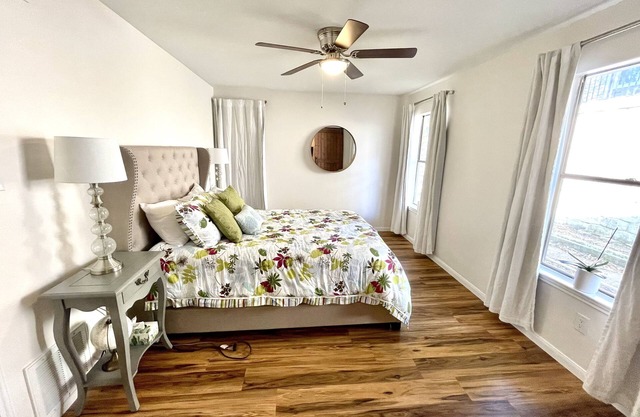 Townhome with private 2 car garage- 10 min frm DT