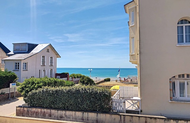 Townhouse 50m from beach and shops, 2 bedrooms, shared courtyard