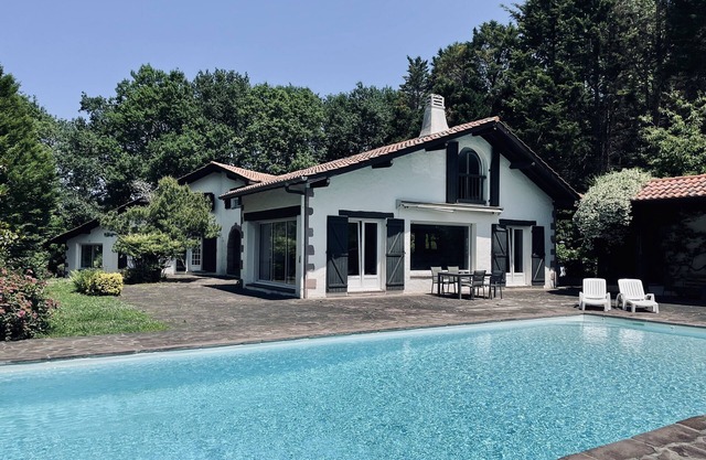 Très Belle Villa Basque Avec Piscine, Fronton et vue sur la Rhune
