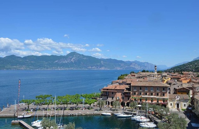 Tra mura medioevali... a pochi metri dal lago