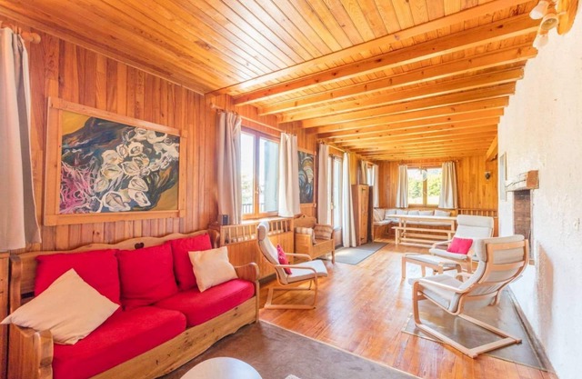 Traditional Alpine chalet with 3-4 bedrooms, well suited for 3-4 couples