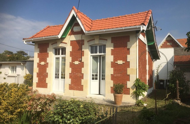 Traditional house, style "villa soulacaise", near the beach