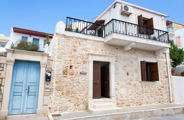 Traditional house with inner courtyard - AC - WIFI - 5min walk from beach