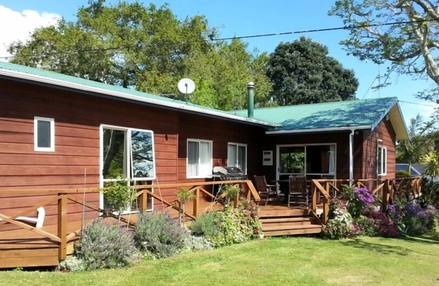 Tramway Cottage, 20 minute drive to Whangapoa and New Chums Beach