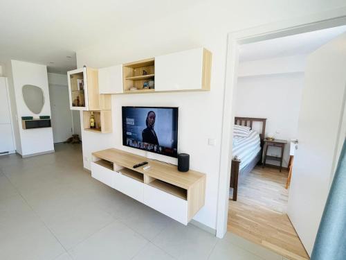 Tranquil 1BR flat with private terrace and parking included-5