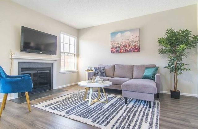 Tranquil 1BR King Suite w/Pool, Gym, Parking 01