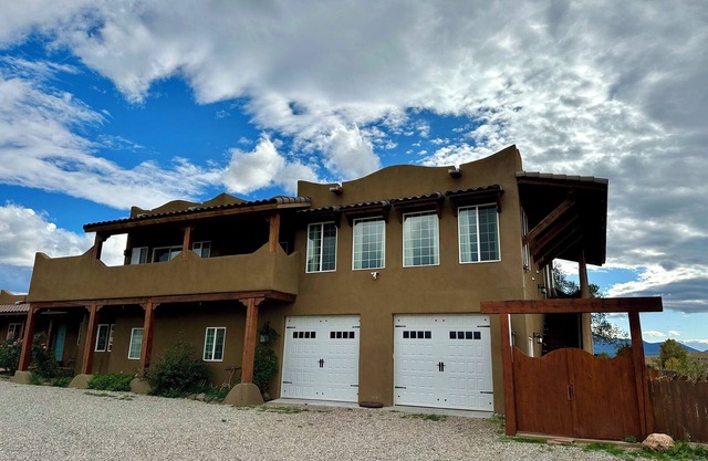 Tranquil 7-bedroom house near the center of Taos