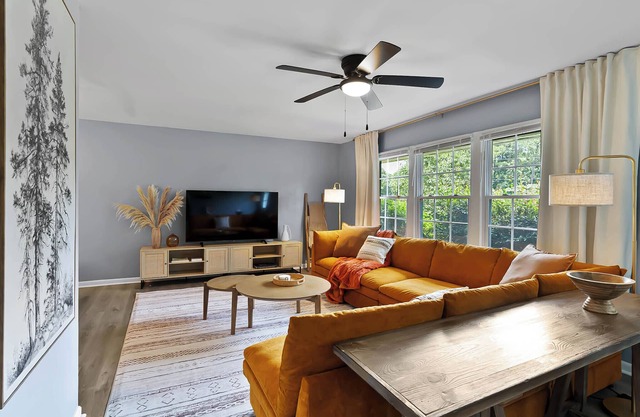 Tranquil and comfy 4-bedroom house- games, grill, yard in Raleigh!