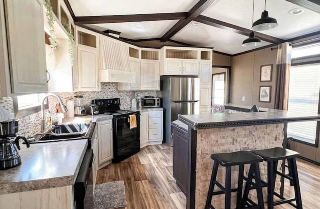 Tranquil Hill Country Cabin near Pedernales Falls