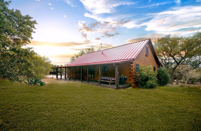 Tranquil Log Cabin : 10 Acre Retreat just minutes from Downtown Dripping Springs