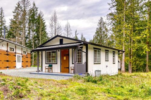 Tranquil Off-Grid Cabin Sanctuary near Whistle Lake in Washington