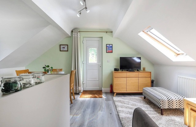 Tranquil one-bedroom annexe with forest views in Kintbury.