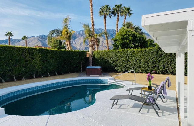 Tranquil Palm Springs Villa, Saltwater Pool, Magical View, Minutes to Downtown, Sleeps 8