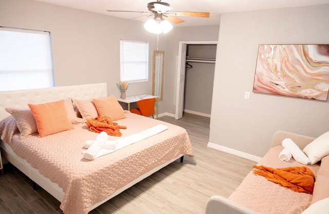 Tranquil Retreat: King Bed, Office, Patio
