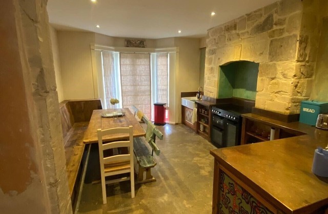 Tranquil townhouse central Bath