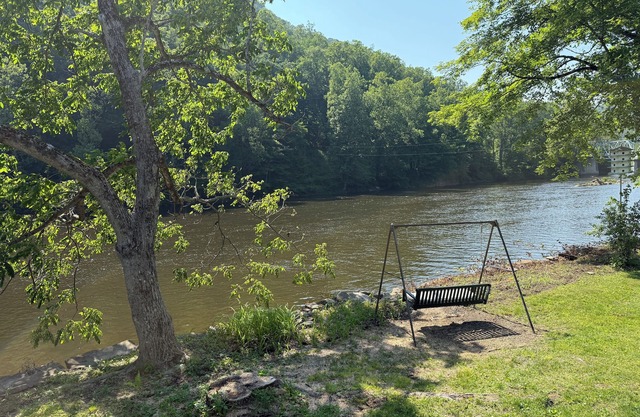 Tranquil updated 2-bedroom home on Cheat River in Rowlesburg, WV