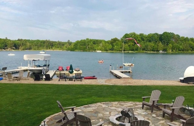 Tranquil Waters at Blue Lake - Tiki Loft, Hot Tub, Fire Pit, Outdoor Kitchen